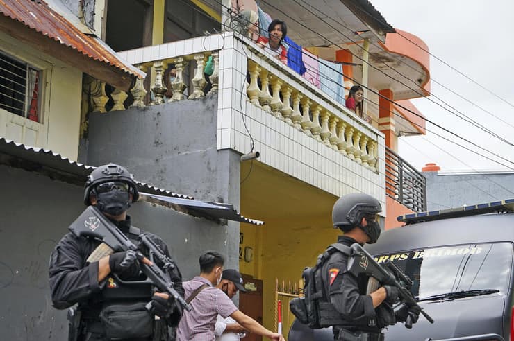 כוחות הביטחון ליד זירת הפיגוע באינדונזיה שלשום  