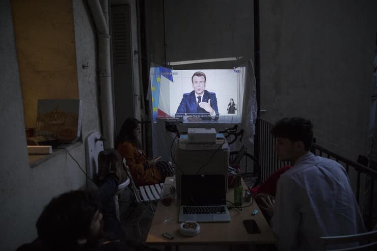 צרפת צופים בנאום הנשיא עמנואל מקרון על הגבלות קורונה