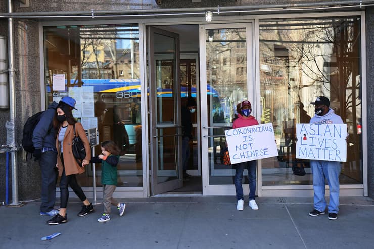 עשרות מקרי פשיעה נגד אסייתים התרחשו בניו יורק מתחילת השנה.  מפגינים מחוץ לבניין שבפתחו הותקפה האישה