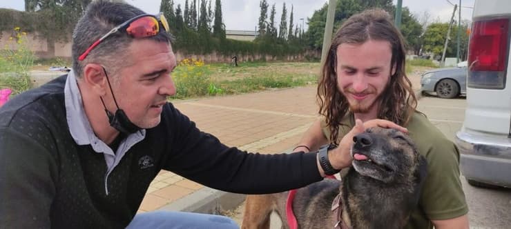  ג'וזיף הכלבן ויניב, רכז המודיעין במשטרת נתניה עם הכלבה