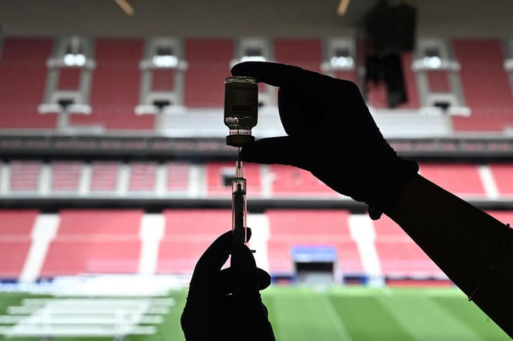 ספרד מתחסנים לאצטדיון ב מדריד