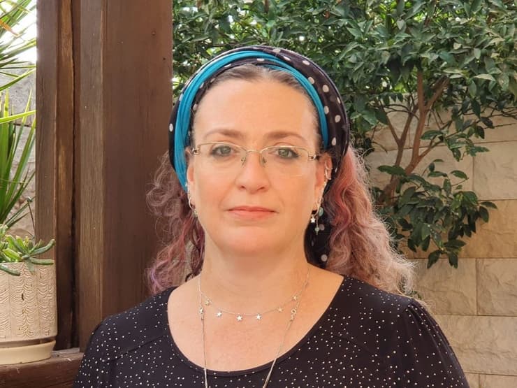 ציפי הרפנס מנהלת תיכון אמי"ת טכנולוגי בבאר שבע תשיא משואה בערב יום העצמאות ה-73 לישראל