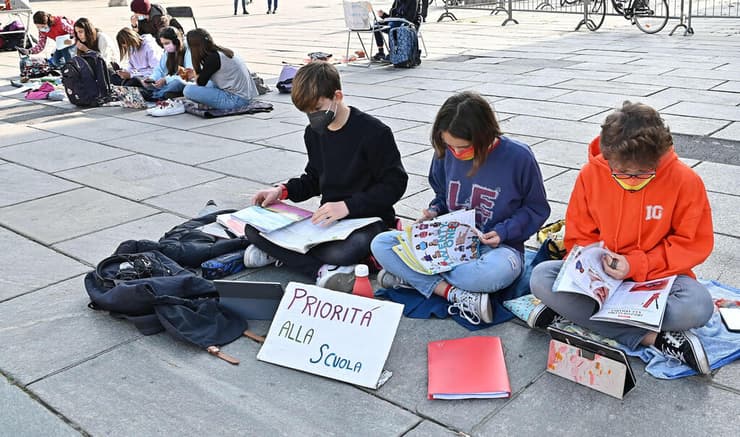 תלמידים בטורינו לומדים בכיכר במחאה על סגירת בתי הספר והמעבר ללמידה מרחוק   