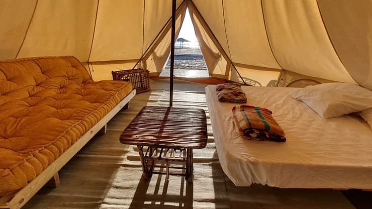 מה בכל אוהל? מיטה זוגית, מיטת פוטון, מקרר ומזגן