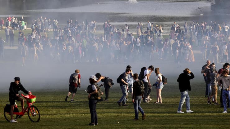 בריסל בלגיה עימותים משטרה מפנה אנשים התקהלות ב פארק