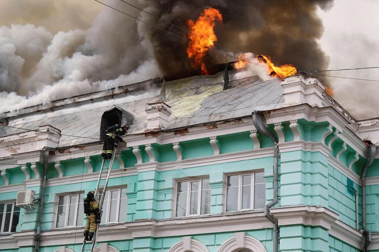 האש בוערת בבית החולים ברוסיה  