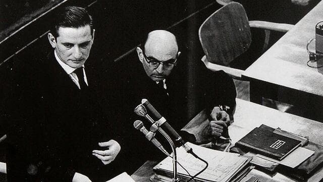 גבריאך בך (משמאל) וגדעון האוזנר במשפט אייכמן