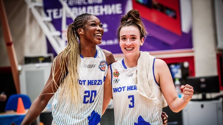 מקאולי ומייברי חוגגות