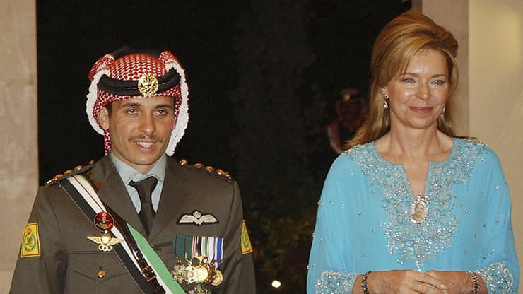 המלכה נור ירדן שנת 2004 עם הנסיך חמזה