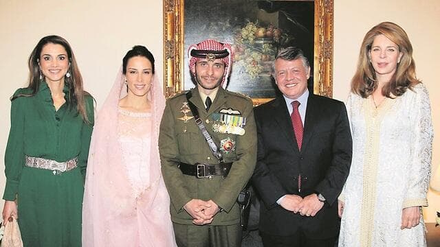 מימין: המלכה נור, המלך עבדאללה ואשתו המלכה ראניה, לצד הנסיך חמזה ואשתו בסמה, ב-2012