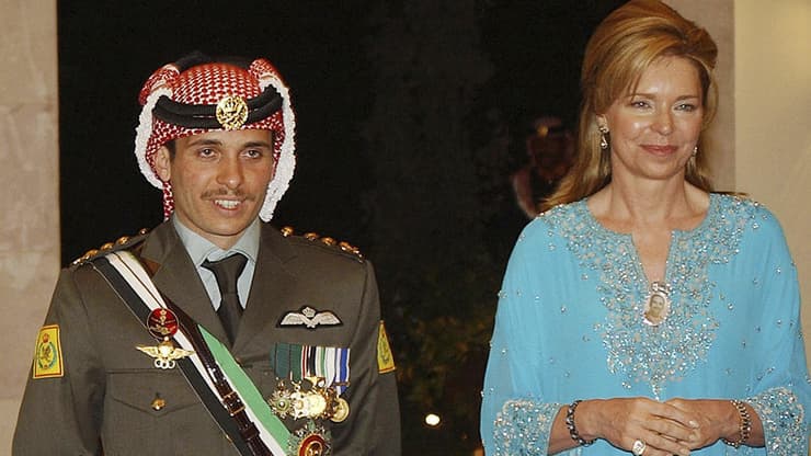 המלכה נור עם בנה הנסיך חמזה. לא סלחו ולא מחלו למלך עבדאללה