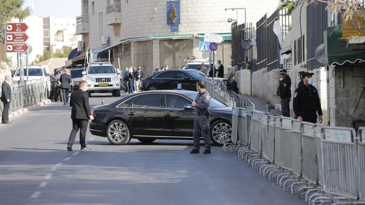 רכבים מגיעים לבית המשפט בירושלים