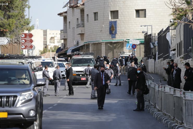 רכבים מגיעים לבית המשפט בירושלים