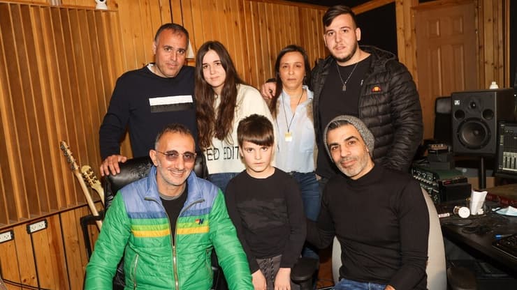 שמעון בוסקילה ואבי אוחיון עם משפחתו של סמ"ר אביב לוי ז"ל