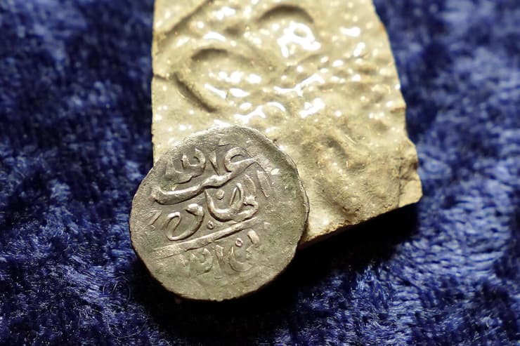 מטבע כסוף שהוטבע ב-1693 בתימן ונמצא ברוד איילנד    