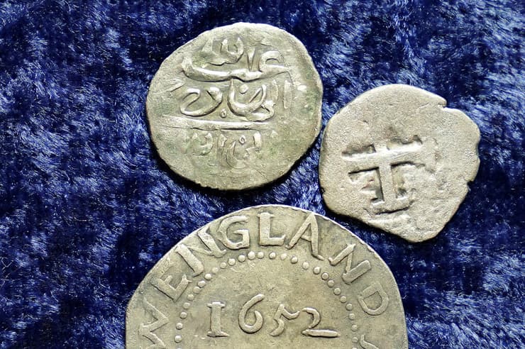 המטבע מתימן, לצד מטבעות עתיקים אחרים    
