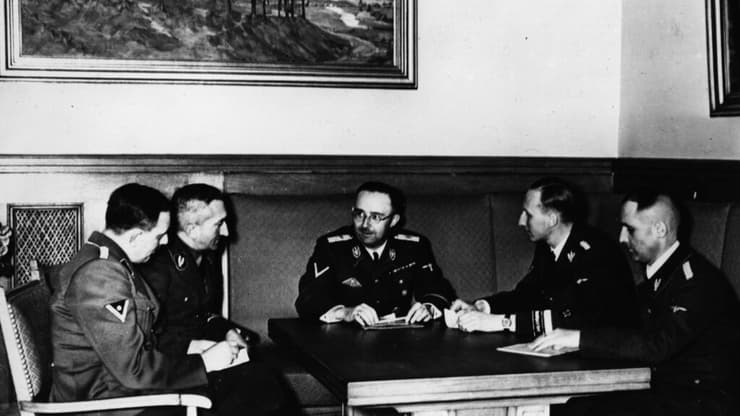 מפקד ה-SS, היינריך הימלר, במרכז התמונה. הובר ראשון משמאל