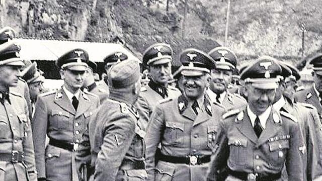 פרנץ יוזף הובר (חמישי משמאל, מאחור) מלווה את הימלר בביקור במחנה הריכוז מאוטהאוזן, יוני 1941