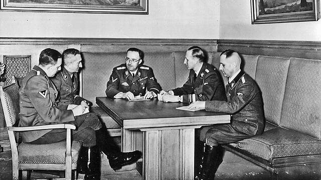 פרנץ יוזף הובר (משמאל) בפגישה במינכן עם ראשי האס-אס הימלר (באמצע) והיידריך (שני מימין), נובמבר 1939