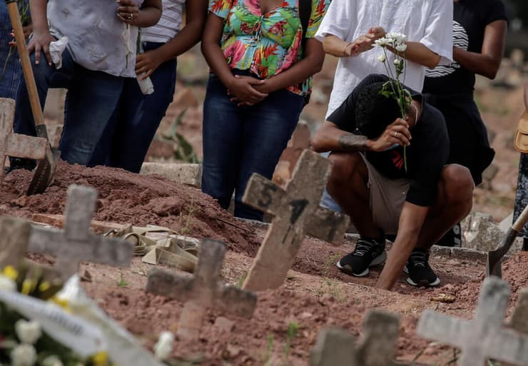 לוויה של אישה שמתה מקורונה בריו דה ז'ניירו. הנשיא ביקש:"תפסיקו לבכות" 