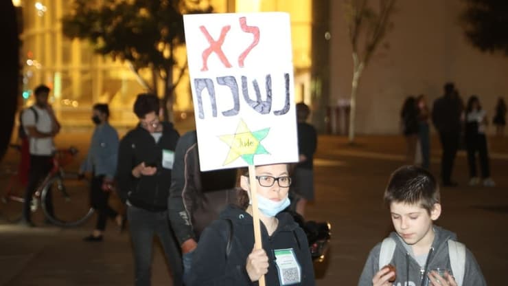 "לזכור ולא לשכוח" טקס יום השואה בכיכר הבימה בתל אביב