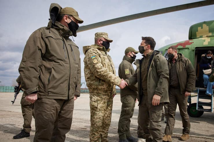 נשיא אוקראינה וולודימיר זלנסקי מזרח אוקראינה מתיחות עם רוסיה פוגש חיילים