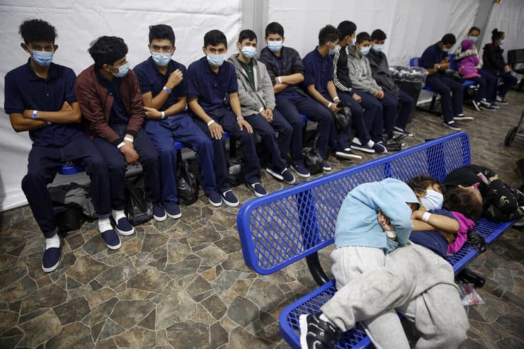 ילדים מהגרים שנתפסו ב מתקן טקסס ארה"ב