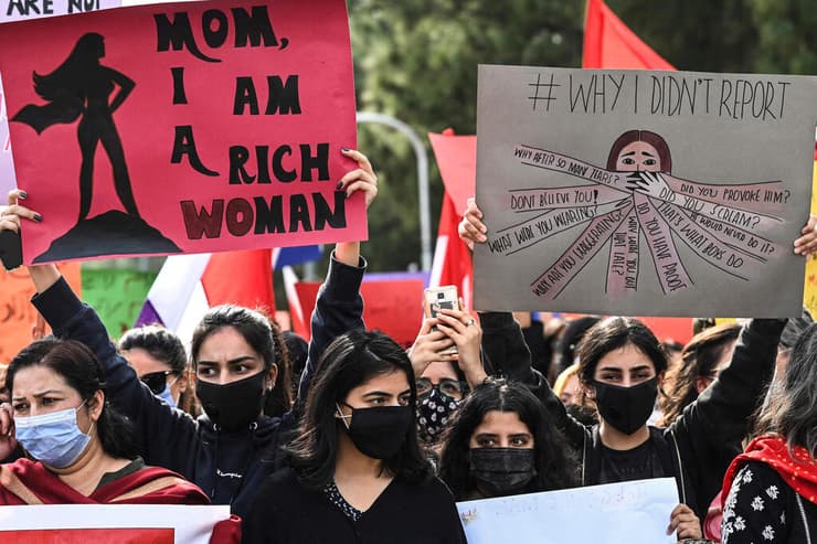 פקיסטן תקיפות מיניות מפגינות אימראן חאן