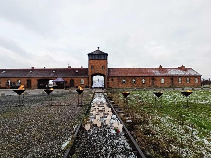 ששת הלפידים שהודלקו בבירקנאו לזכר נספי השואה 
