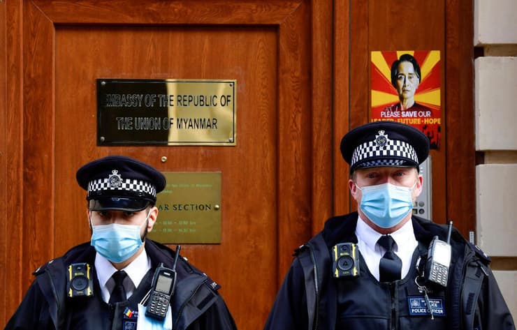 בריטניה לונדון שוטרים שומרים ב שגרירות מיאנמר