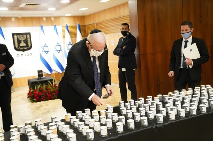 ראובן ריבלין בטקס הדלקת נר יזכור ליום השואה בכנסת