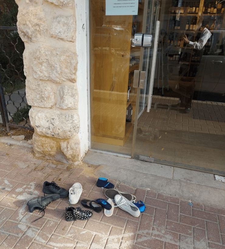 נעלים וצלב קרס מחוץ לחנות בבעלות חרדית ברמת גן  ללא קרדיט