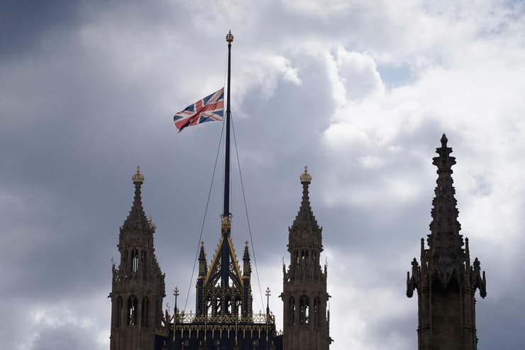 הדגל בחצי התורן במגדל ויקטוריה בארמון ווסטמינסטר, שבו שוכן הפרלמנט הבריטי    