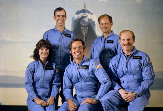 אשה אמריקאית ראשונה בחלל. סאלי רייד עם צוות משימת STS-7. במרכז, מפקד המשימה, רוברט קריפן