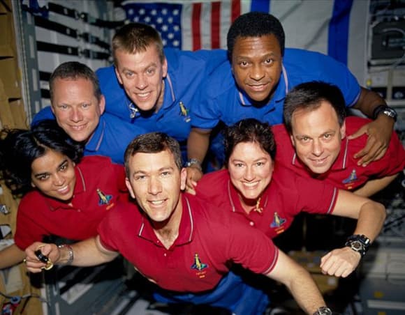 משימה מוצלחת לפני הסיום הנורא. צוות STS-107 במעבורת קולומביה. מימין: האסטרונאוט הישראלי אילן רמון