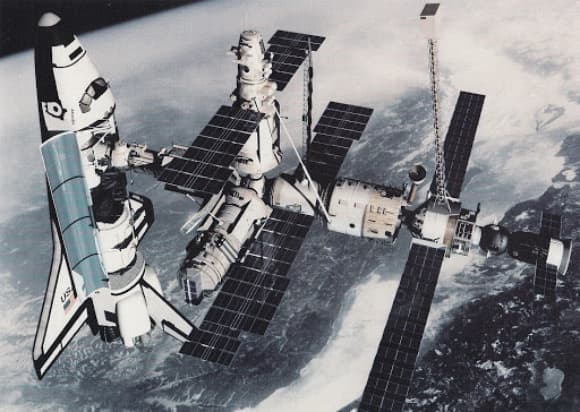 העשור המוצלח ביותר. מעבורת החלל אטלנטיס עוגנת בתחנת החלל הרוסית, מיר 