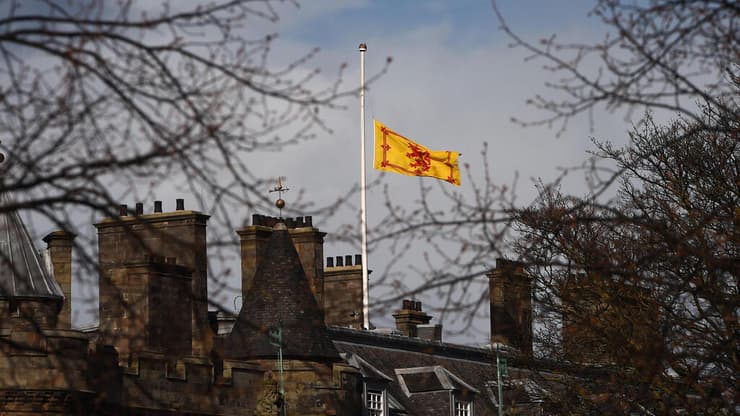 אדינבורו, סקוטלנד דגל בחצי התורן לזכר הנסיך פיליפ