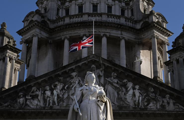 בריטניה מות הנסיך פיליפ דגל בחצי התורן ב בלפסט צפון אירלנד