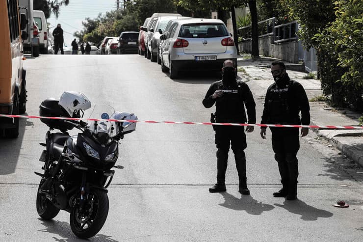 יוון רצח עיתונאי כתב פלילים גיורגוס קראיוואז ליד ביתו