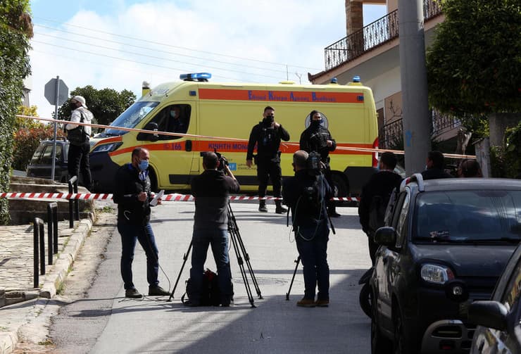 יוון רצח עיתונאי כתב פלילים גיורגוס קראיוואז ליד ביתו