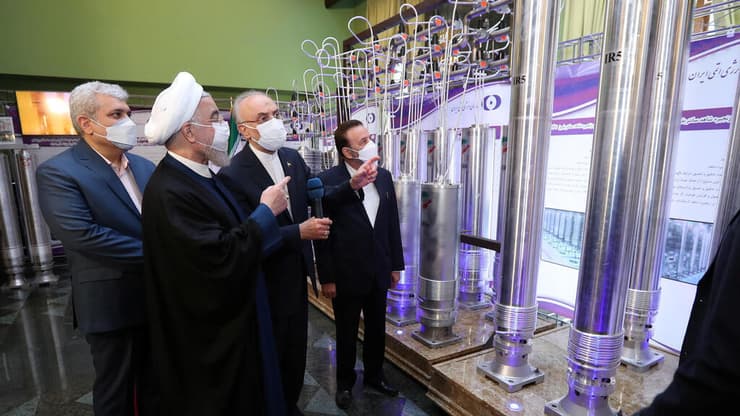 איראן מציגה ל ראווה ב 10 אפריל 2021 דור חדש של צנטריפוגות ש נחנך ב מתקן ב נתנז חסן רוחאני