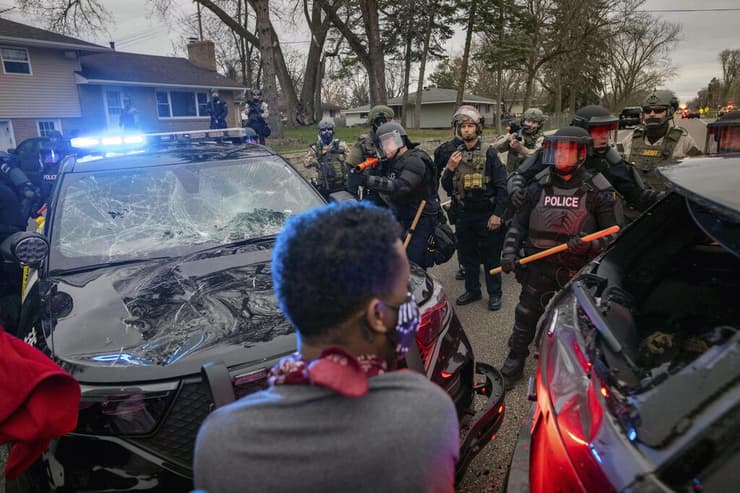 ארה"ב ברוקלין סנטר מינסוטה עימותים בין שוטרים ל מפגינים שוטר ירה למוות ב צעיר שחור דונטה רייט