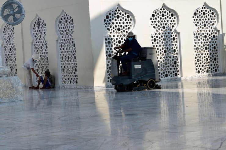 רמדאן מנקים את המסגד הגדול בבנדה אצ'ה אינדונזיה