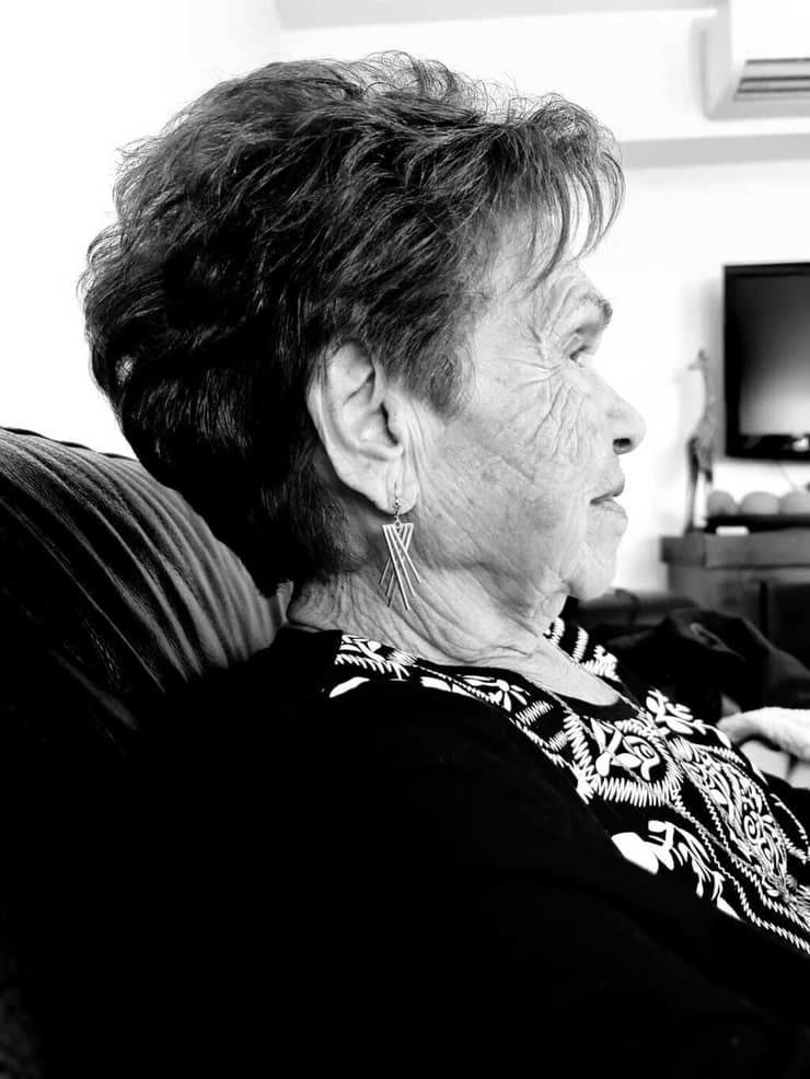 סבתא ג'ולייט עם עגיל של סולטנה