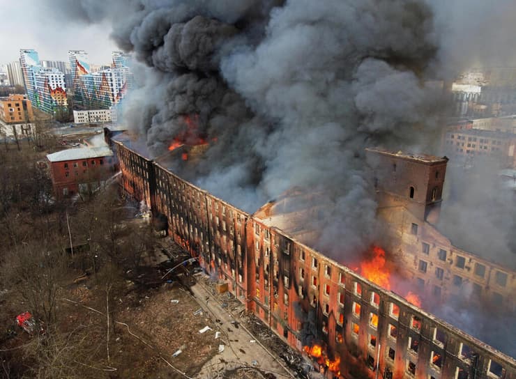 רוסיה שריפה גדולה ב מפעל היסטורי ב סנט פטרבורג
