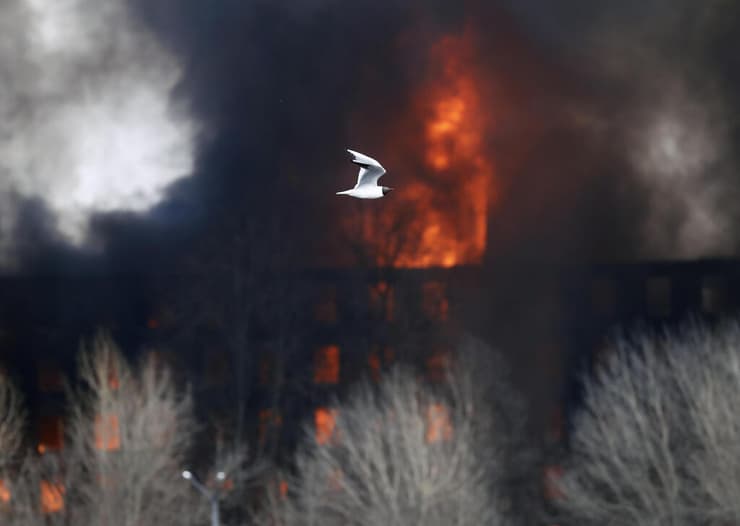 רוסיה שריפה גדולה ב מפעל היסטורי ב סנט פטרבורג