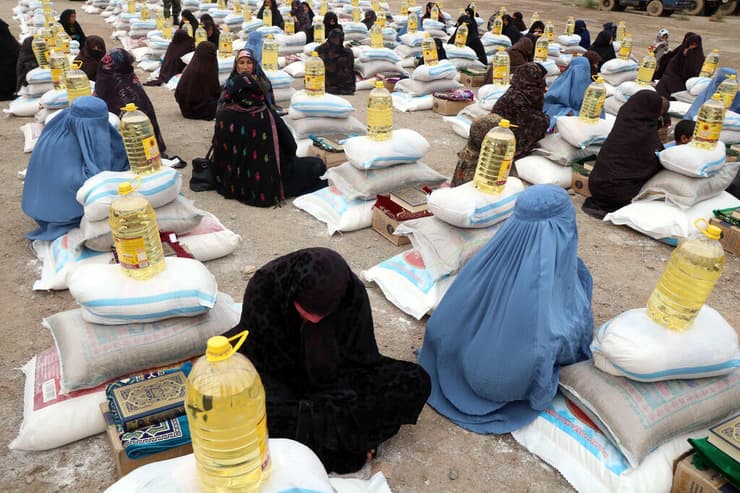 רמדאן אפגניסטן נשות חיילים ש נפלו מקבלות הקצבות מזון ל משפחותיהן