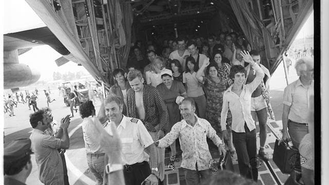 יולי 1976, החטופים הישראלים נוחתים בנתב"ג לאחר המבצע שהחזיר אותם מאנטבה, אוגנדה