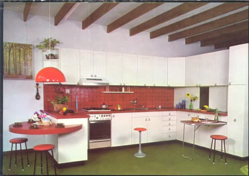 שנות ה-70: מטבח פורמייקה בצבעי לבן ואדום ופינות אוכל אינטגרליות. 