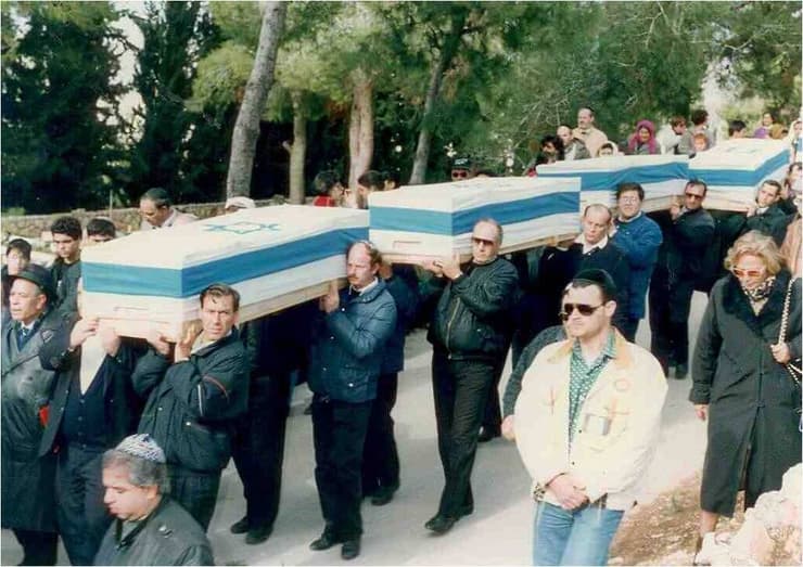 טבועי אגוז מובלים לקבורה ממלכתית בהר הרצל, 1992. 
